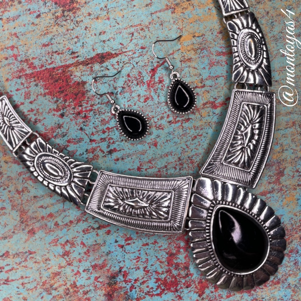 Linked statement bib necklace set